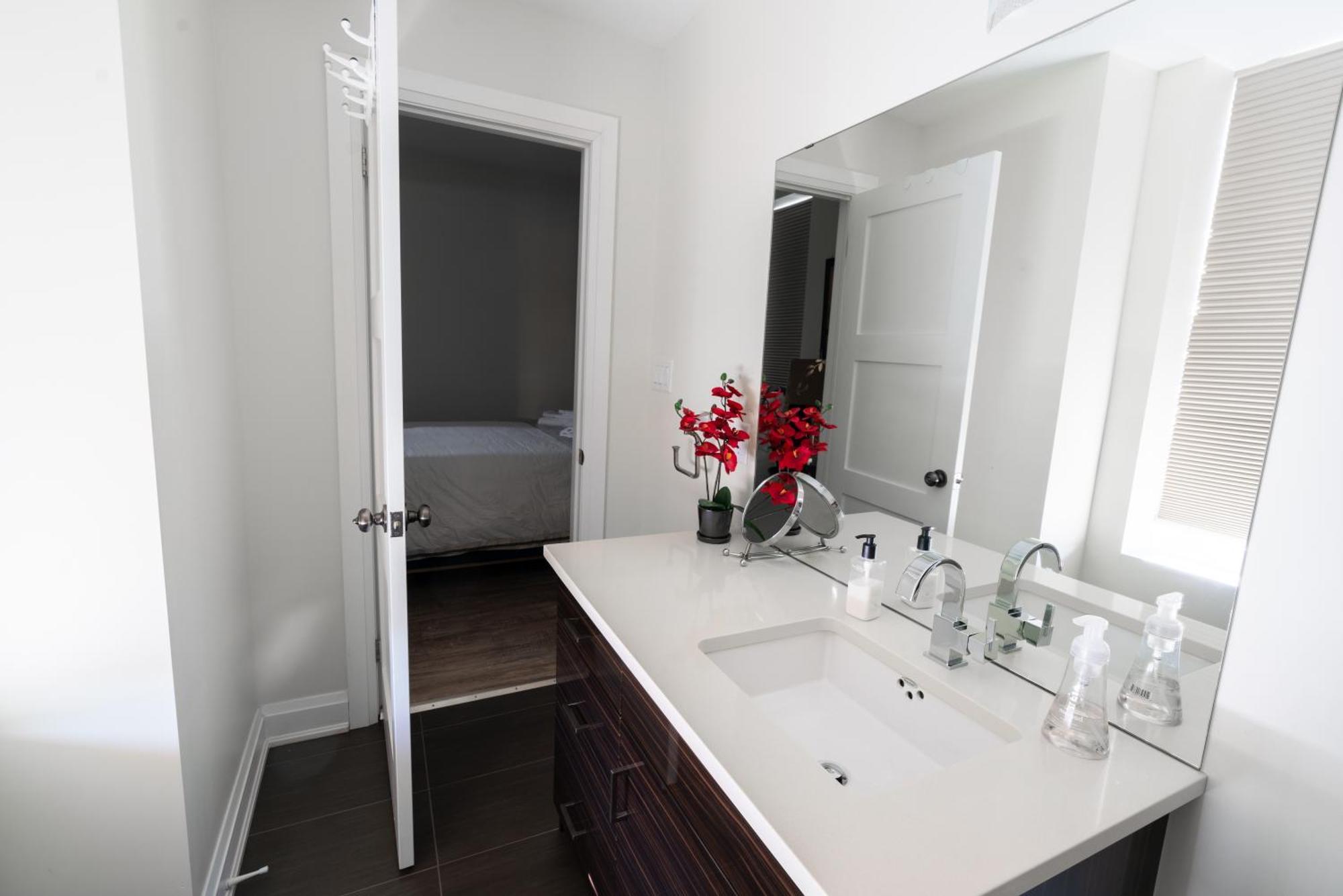 Spacious 3 Bedroom Apartment In Heart Of Niagara Thorold Exterior photo